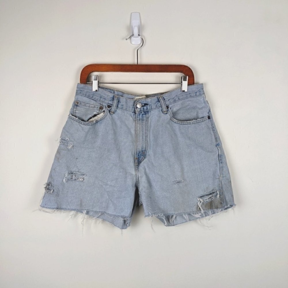 VINTAGE high rise Levi's jean shorts light wash 32" waist